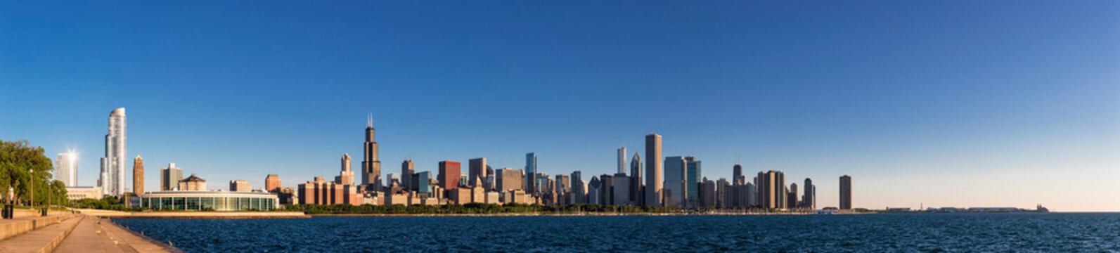 USA, Illinois, Chicago, skyline with Lake Michigan at dawn