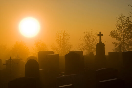 Germany, Bavaria, Hohenpei�enberg, Grave yard at dawn