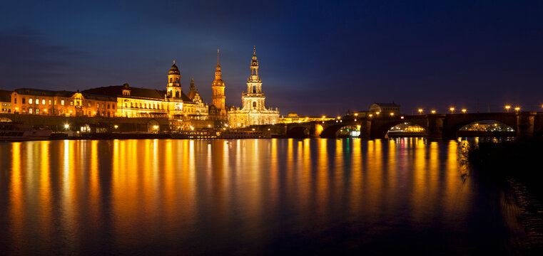 Germany, Saxony, Dresden, View of skyline of Staendehaus, Frauenkirche, Katholische Hofkirche, Semperoper, Bruehl's Terrace, Dresden Castle and Augustus bridge with Elbe waterfront at night