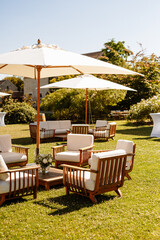 Naklejka premium Mobilier de jardin dans le domaine ensoleillé