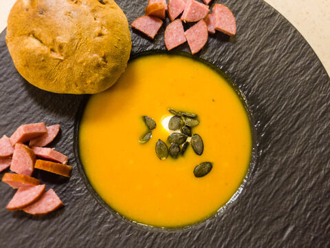 Hokkaido K&uuml;rbis cucurbita maxima aus dem eigenen Garten f&uuml;r eine pikante K&uuml;rbissuppe