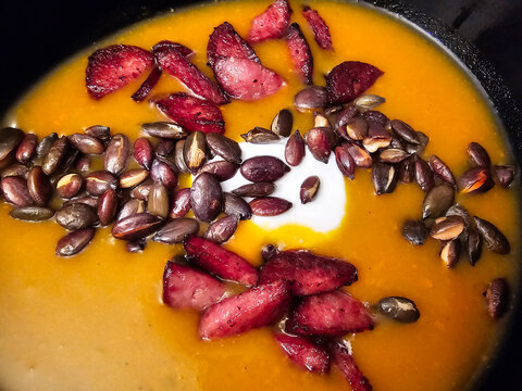 Hokkaido K&uuml;rbis cucurbita maxima aus dem eigenen Garten f&uuml;r eine pikante K&uuml;rbissuppe