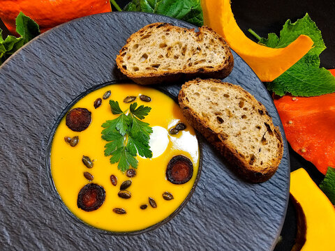 Hokkaido K&uuml;rbis cucurbita maxima aus dem eigenen Garten f&uuml;r eine pikante K&uuml;rbissuppe