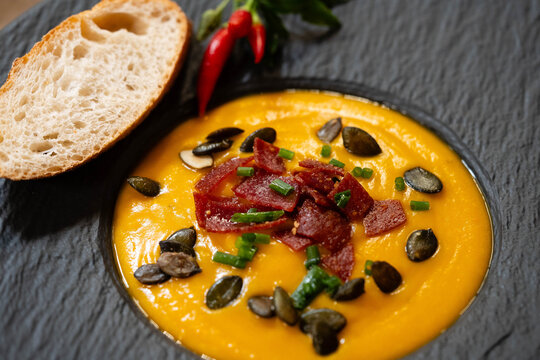 Hokkaido K&uuml;rbis cucurbita maxima aus dem eigenen Garten f&uuml;r eine pikante K&uuml;rbissuppe