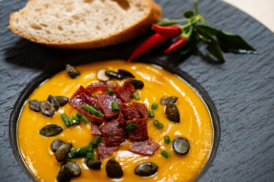 Hokkaido K&uuml;rbis cucurbita maxima aus dem eigenen Garten f&uuml;r eine pikante K&uuml;rbissuppe