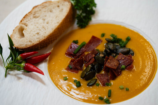 Hokkaido K&uuml;rbis cucurbita maxima aus dem eigenen Garten f&uuml;r eine pikante K&uuml;rbissuppe