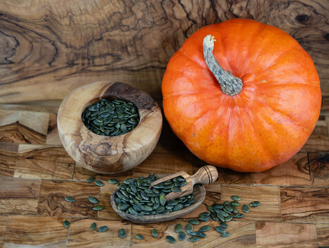 Hokkaido K&uuml;rbis cucurbita maxima aus dem eigenen Garten f&uuml;r eine pikante K&uuml;rbissuppe