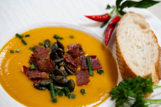 Hokkaido K&uuml;rbis cucurbita maxima aus dem eigenen Garten f&uuml;r eine pikante K&uuml;rbissuppe