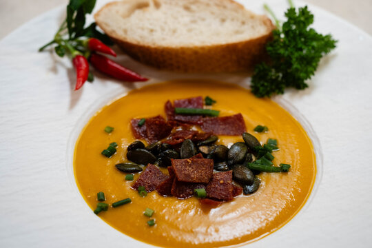 Hokkaido K&uuml;rbis cucurbita maxima aus dem eigenen Garten f&uuml;r eine pikante K&uuml;rbissuppe