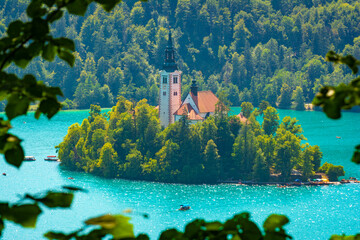 Bleder Insel mit Marienkirche im Bleder See an einem Tag im Sommer © kentauros