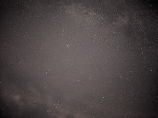 Ciel étoilé nocturne avec étoile filante et nombreuses étoiles © Manuela