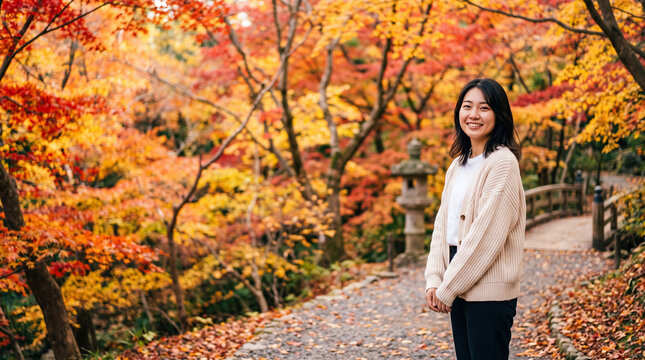 秋の日本庭園を観光する女性と鮮やかな紅葉の風景