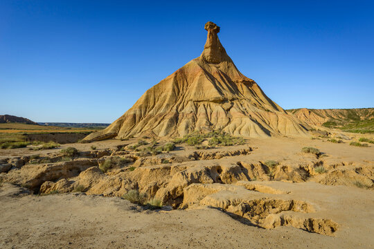 Der Monolith Castil de Tierra im Morgenlicht im Naturpark Bardenas Reales, Navarra, Spanien