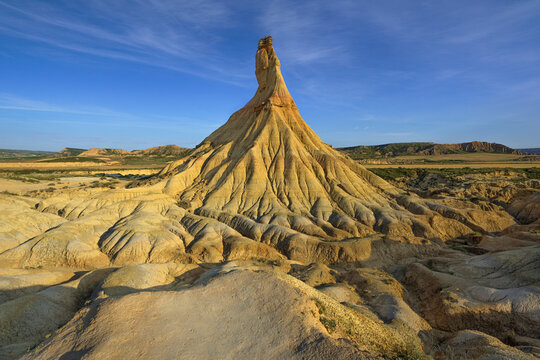 Der Monolith Castil de Tierra im Morgenlicht im Naturpark Bardenas Reales, Navarra, Spanien