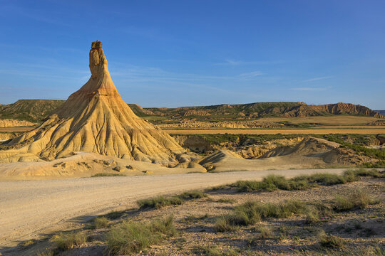 Der Monolith Castil de Tierra im Morgenlicht im Naturpark Bardenas Reales, Navarra, Spanien