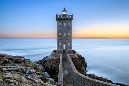 Phare de Kermorvan au coucher du soleil, Bretagne