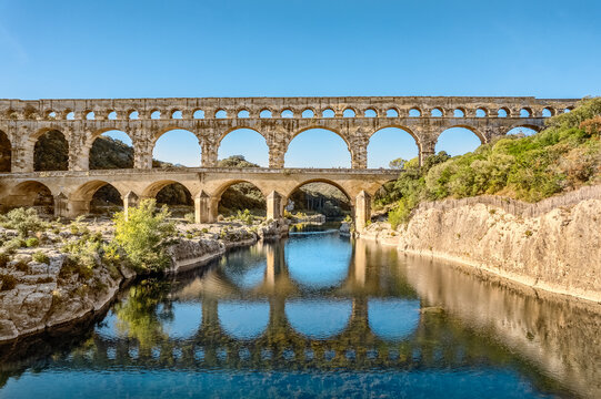 Pont du Gard et son reflet dans le Gardon