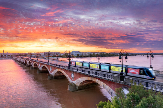 Pont de pierre et tramway au lever du jour, Bordeaux