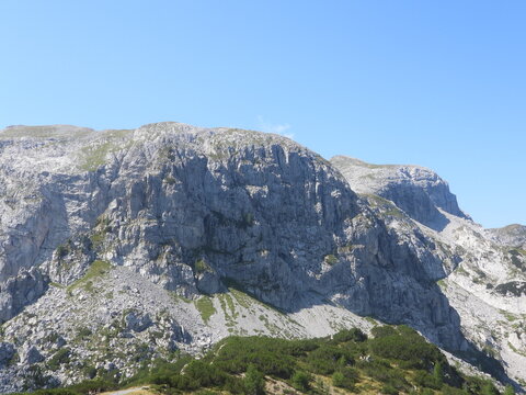 Cresta rocciosa in primo piano