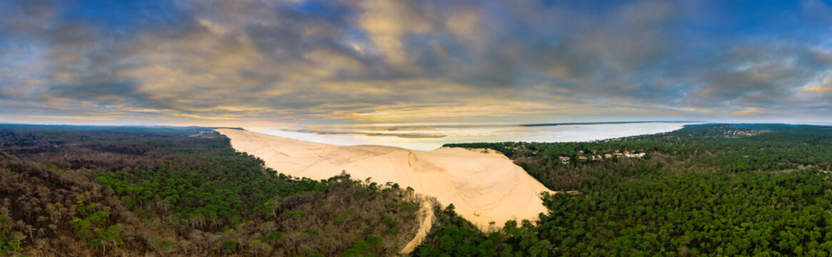 Panorama a&eacute;rien de la Dune du Pilat et du bassin d&rsquo;Arcachon