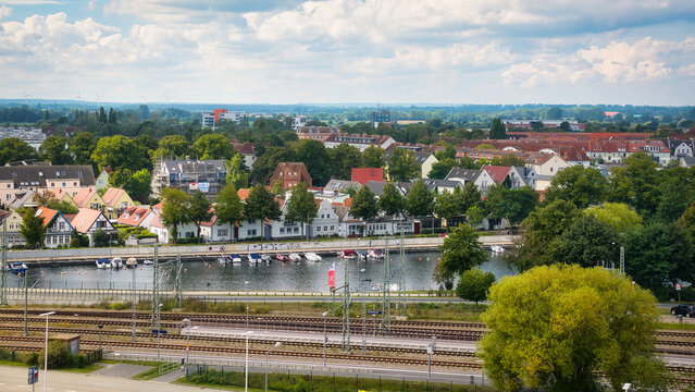 Blick &uuml;ber einen Teil von Warnem&uuml;nde, Rostock in Mecklenburg-Vorpommern mit Bahngleisen im Vordergrund