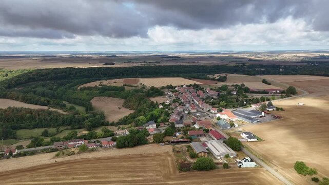 vue a&eacute;rienne panoramique du village de Boismont en Meurthe-et-Moselle, Lorraine. Les nuages se d&eacute;placent et font des ombres sur le sol et les maisons. France ao&ucirc;t 2026