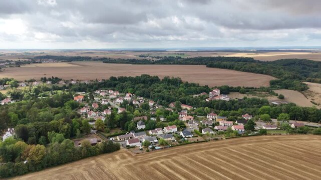 vue a&eacute;rienne panoramique du village de Boismont en Meurthe-et-Moselle, Lorraine. Les nuages se d&eacute;placent et font des ombres sur le sol et les maisons. France ao&ucirc;t 2026