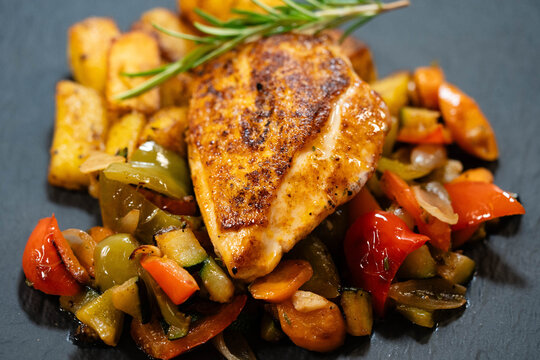 Gebratenes Maish&auml;hnchen mit Rosmarinkartoffeln und mediterranem Gem&uuml;se