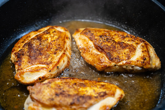 Gebratenes Maish&auml;hnchen mit Rosmarinkartoffeln und mediterranem Gem&uuml;se