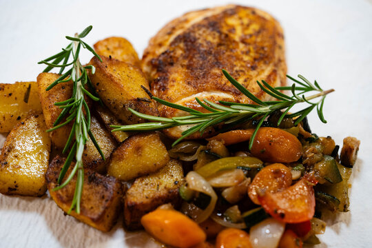 Gebratenes Maish&auml;hnchen mit Rosmarinkartoffeln und mediterranem Gem&uuml;se