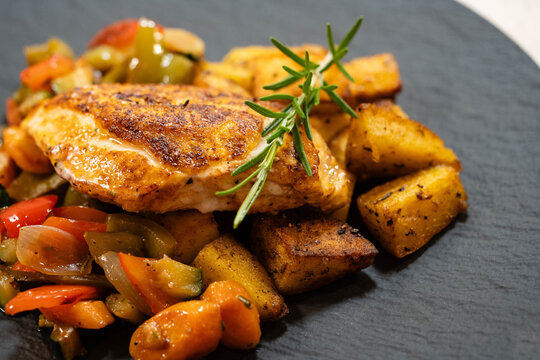 Gebratenes Maish&auml;hnchen mit Rosmarinkartoffeln und mediterranem Gem&uuml;se