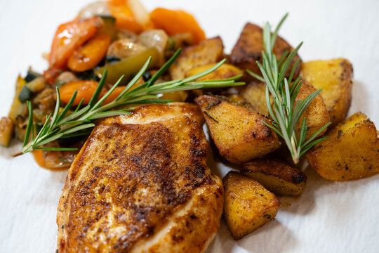 Gebratenes Maish&auml;hnchen mit Rosmarinkartoffeln und mediterranem Gem&uuml;se