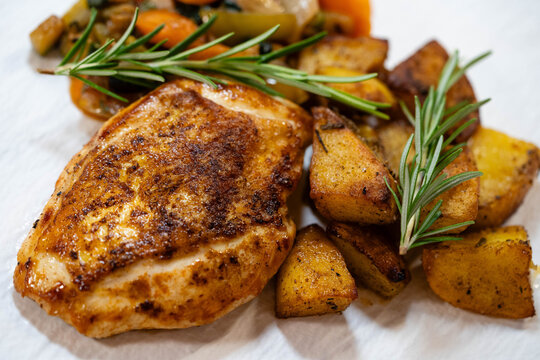 Gebratenes Maish&auml;hnchen mit Rosmarinkartoffeln und mediterranem Gem&uuml;se