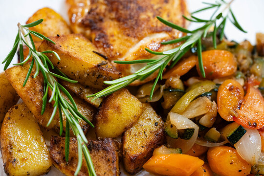 Gebratenes Maish&auml;hnchen mit Rosmarinkartoffeln und mediterranem Gem&uuml;se