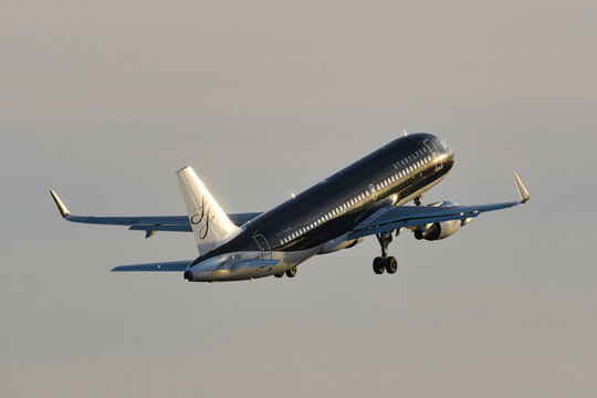 Starflyer Airbus A320-200 (JA27MC) passenger plane taking off from Haneda Airport