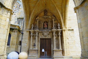 Fototapeta premium The entrance to the church of Saint Vincent, or San Vicente in the old town of San Sebastian, Spain