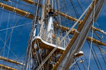 Details of a tall sailship mast © Richard Nantais