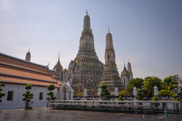 Fototapeta premium Scenic view of Wat Arun, the Temple of Dawn in Bangkok, featuring traditional Thai architecture and temple towers.
