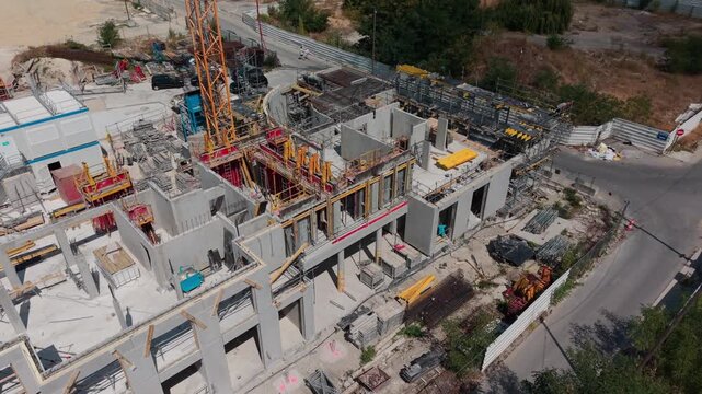 Drone advances diagonally above an apartment construction site in Dugny.