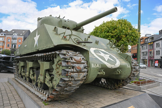 Le char am&eacute;ricain M4, mod&egrave;le Cobra King appel&eacute; char "Sherman" install&eacute; sur la Place McAuliffe est un souvenir de la 2&egrave;me guerre mondiale