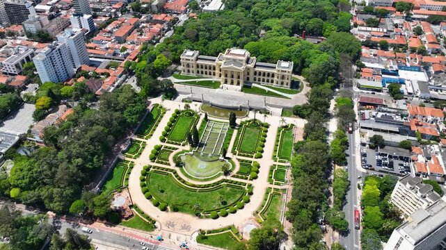 S&Atilde;O PAULO, BRASIL - AGOSTO DE 2026: Vista a&eacute;rea ampla do hist&oacute;rico Museu do Ipiranga, com seus jardins sim&eacute;tricos, fontes de &aacute;gua e o horizonte denso da cidade ao fundo sob a luz do dia