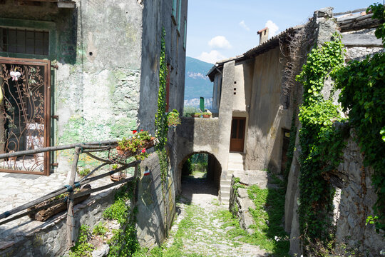 Campo, a secluded hamlet on Lake Garda, offers a timeless atmosphere, stone houses, narrow paths and breathtaking views over the lake and surrounding mountains.