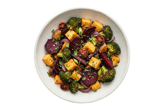 Une assiette creuse remplie de l&eacute;gumes r&ocirc;tis color&eacute;s, comprenant du brocoli, des tranches de betterave, des cubes de patate douce et des oignons, isol&eacute;e sur fond blanc.