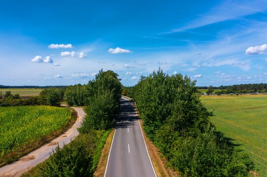 Zufahrt auf eine Autobahnbr&uuml;cke in einer l&auml;ndlichen Gegend