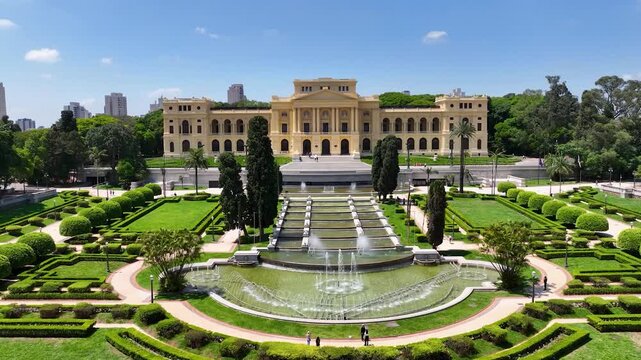 S&Atilde;O PAULO, BRASIL - AGOSTO DE 2026: Vista a&eacute;rea ampla do hist&oacute;rico Museu do Ipiranga, com seus jardins sim&eacute;tricos, fontes de &aacute;gua e o horizonte denso da cidade ao fundo sob a luz do dia