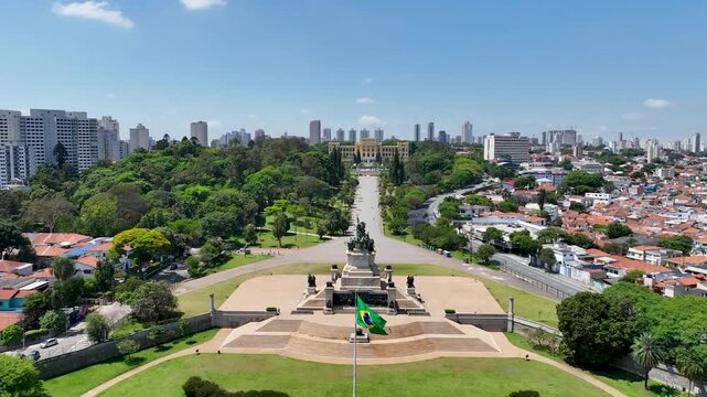 S&Atilde;O PAULO, BRASIL - AGOSTO DE 2026: Vista a&eacute;rea ampla do hist&oacute;rico Museu do Ipiranga, com seus jardins sim&eacute;tricos, fontes de &aacute;gua e o horizonte denso da cidade ao fundo sob a luz do dia
