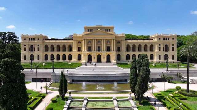 S&Atilde;O PAULO, BRASIL - AGOSTO DE 2026: Vista a&eacute;rea ampla do hist&oacute;rico Museu do Ipiranga, com seus jardins sim&eacute;tricos, fontes de &aacute;gua e o horizonte denso da cidade ao fundo sob a luz do dia