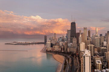 Naklejka premium Chicago Skyline and Lake Michigan Under Glowing Sunset Clouds