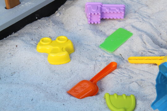 Sandkasten mit Kinderspielzeug