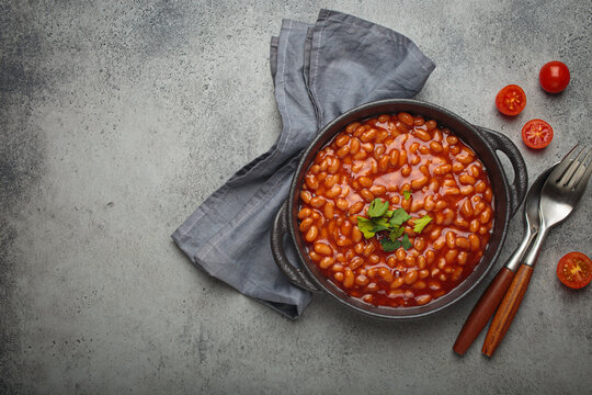 Baked beans stew tomato sauce parsley skillet bowl vegetarian British side dish copy space